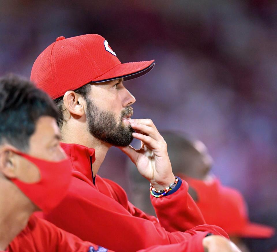 　降板後、ベンチから戦況を見つめるスコット（撮影・立川洋一郎）