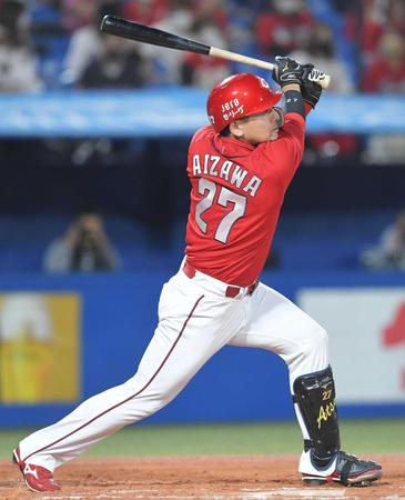 ８回、右越えに適時二塁打を放つ会沢