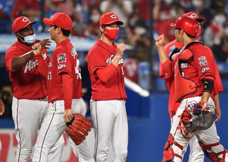 ７勝目を挙げ、ナインを迎える広島・森下暢仁（中央）＝神宮球場（撮影・西岡正）