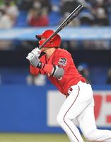 ７回無死、先制ソロを放つ広島・長野久義＝神宮球場（撮影・高石航平）