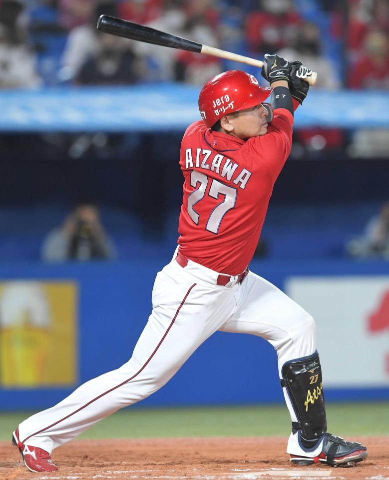 ８回、右越えに適時二塁打を放つ会沢