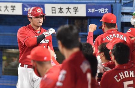 ７回、ソロを放ち、佐々岡監督（右）に祝福される広島・鈴木誠也（撮影・西岡正）