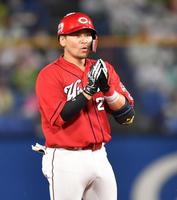 ５回、適時二塁打を放ち、ベンチへ向かって手を合わせる広島・会沢翼（撮影・西岡正）