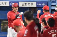 ７回、ソロを放ち、佐々岡監督（右）に祝福される広島・鈴木誠也（撮影・西岡正）