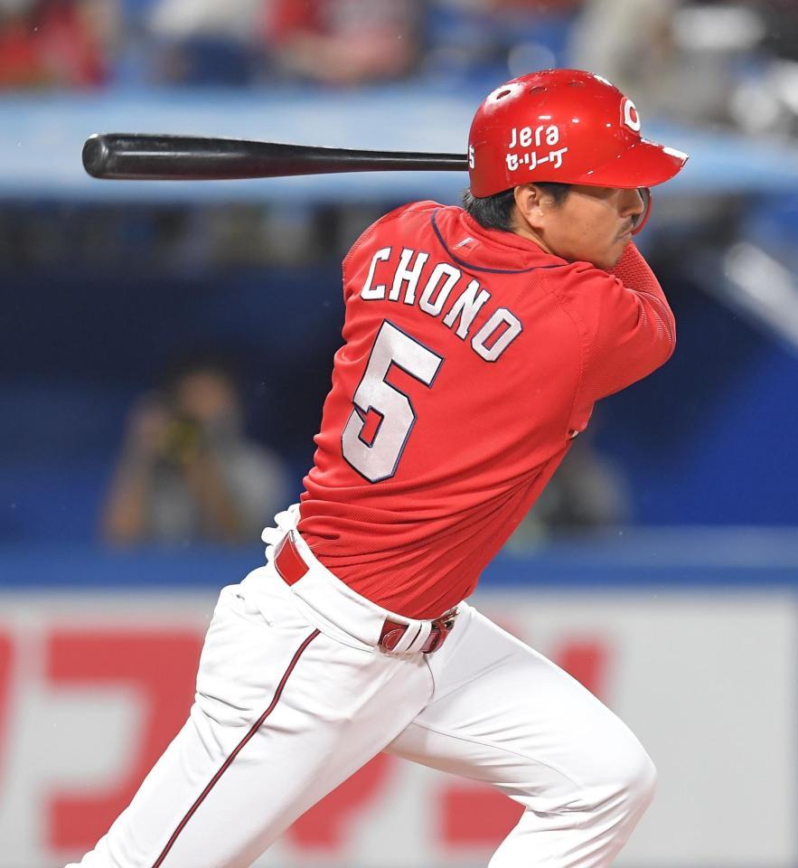 ５回、適時打を放つ広島・長野（撮影・高石航平）