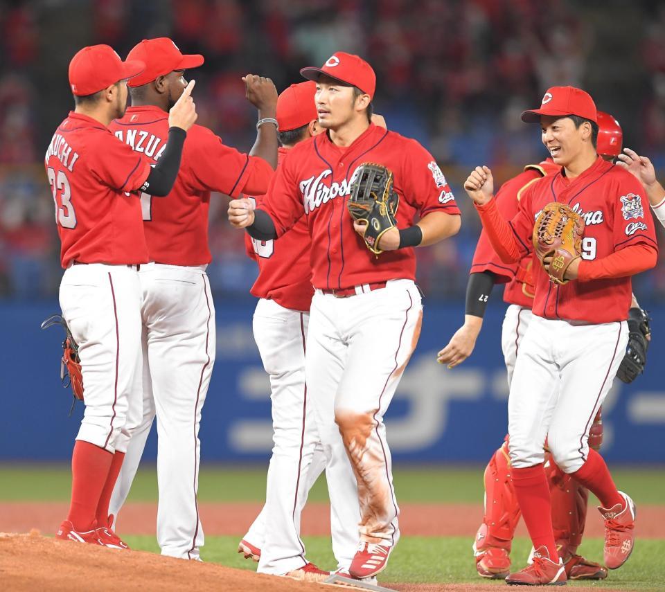 試合に勝利し、マウンドでタッチを交わす広島・鈴木誠也（中央）ら広島ナイン（撮影・高石航平）