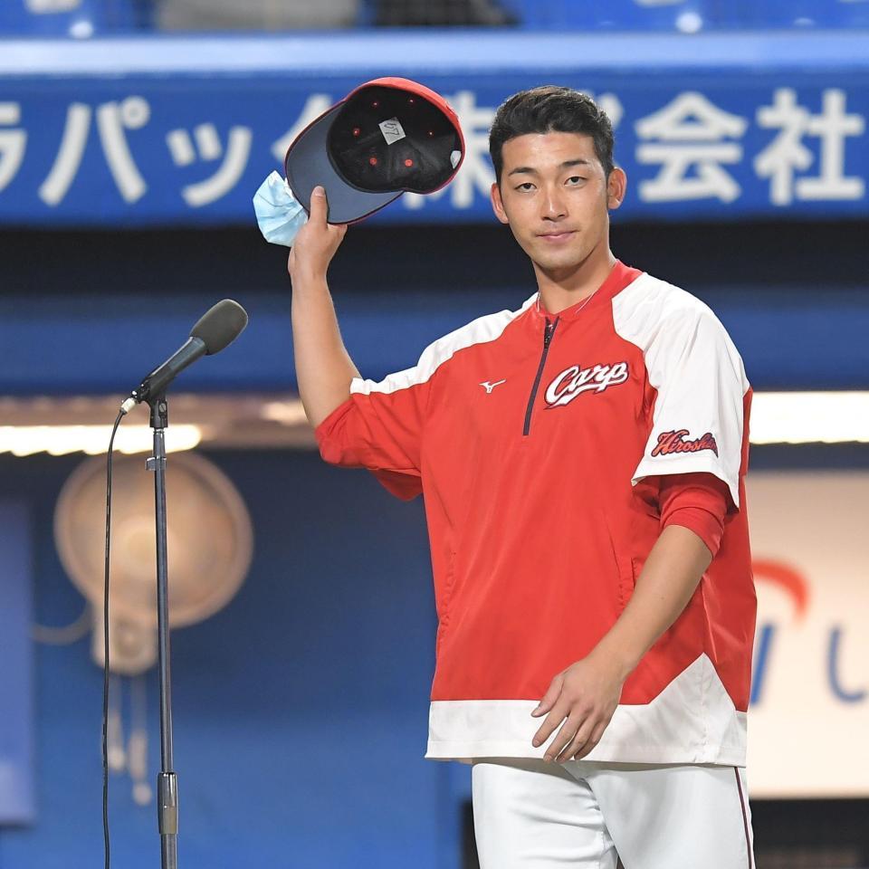 ヒーローインタビューでファンの拍手に帽子を取って応える広島・中村祐太（撮影・高石航平）