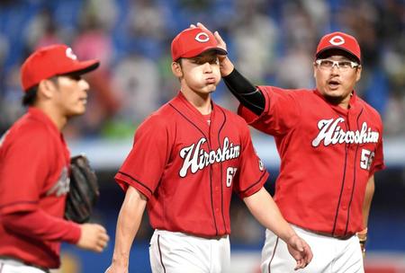 　４回のピンチを脱し、松山（右）に頭をなでられる中村祐