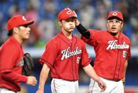 　４回のピンチを脱し、松山（右）に頭をなでられる中村祐