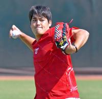 　キャッチボールをして汗を流す九里（撮影・立川洋一郎）