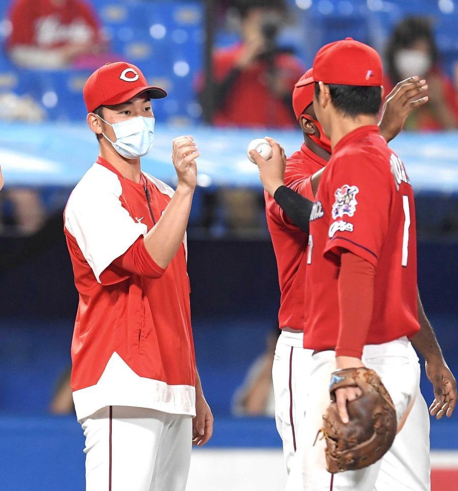 　堂林（右）からウイニングボールを受け取る中村祐（撮影・高石航平）