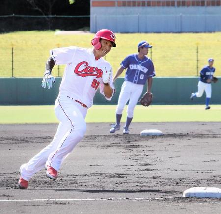 　コンディション不良から２軍戦で実戦復帰し、初回に全力疾走する西川