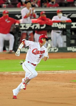 ５回、安打を放ち一塁を蹴る広島・宇草孔基＝マツダスタジアム（撮影・高部洋祐）