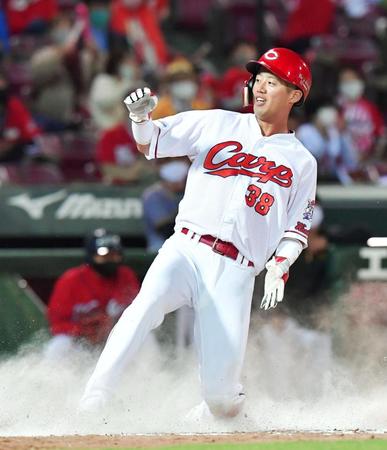 ７回、松山の適時打で生還する広島・宇草（撮影・立川洋一郎）