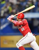 　５回、左越えに適時二塁打を放つ広島・菊池涼（撮影・西岡正）