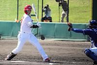 　六回、四球で出塁した西川