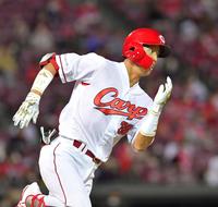 ５回、プロ初安打を放ち一塁へ駆ける広島・宇草＝マツダスタジアム（撮影・立川洋一郎）