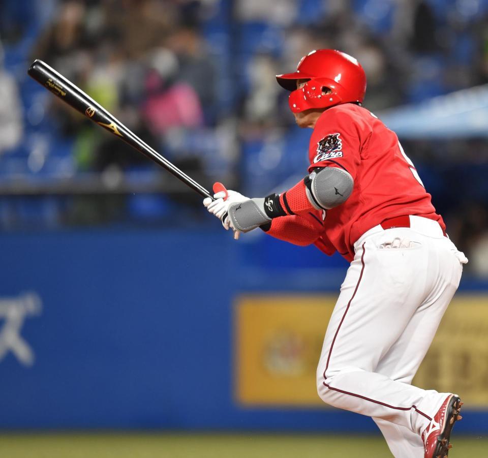 　５回、勝ち越し中犠飛を放つ広島・長野＝神宮球場（撮影・西岡正）