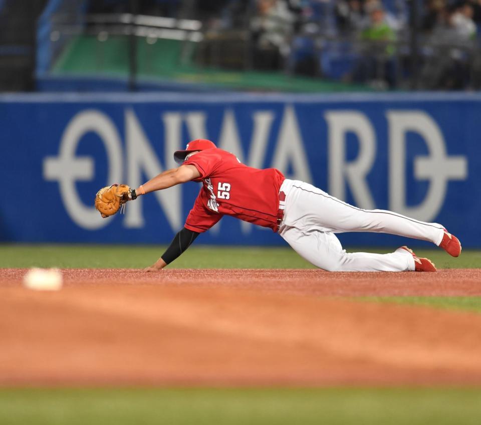 　３回、荒木の一直をダイビングキャッチする広島・松山（撮影・西岡正）
