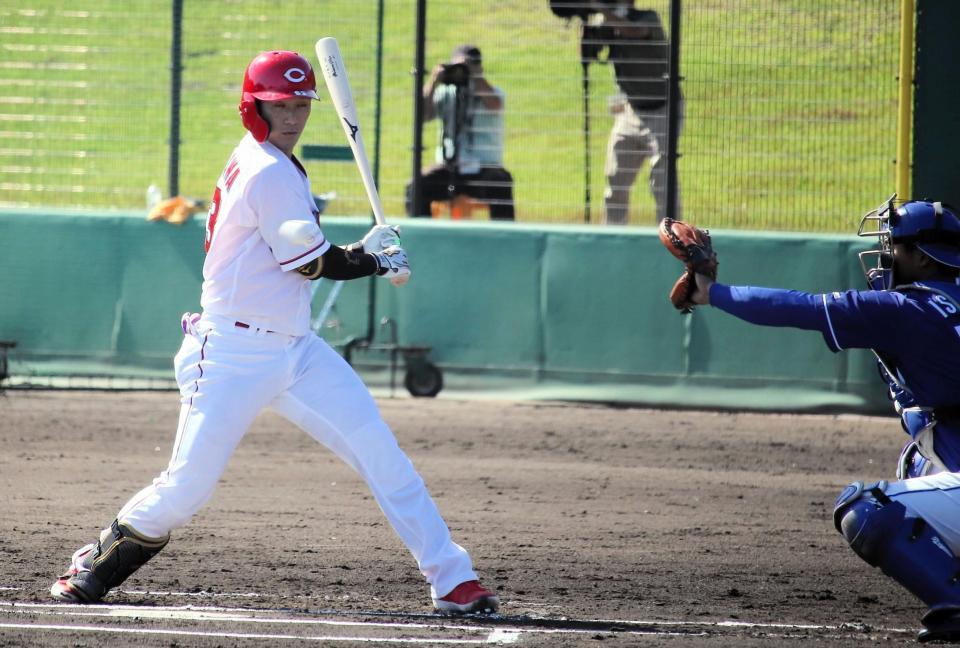 　六回、四球で出塁した西川