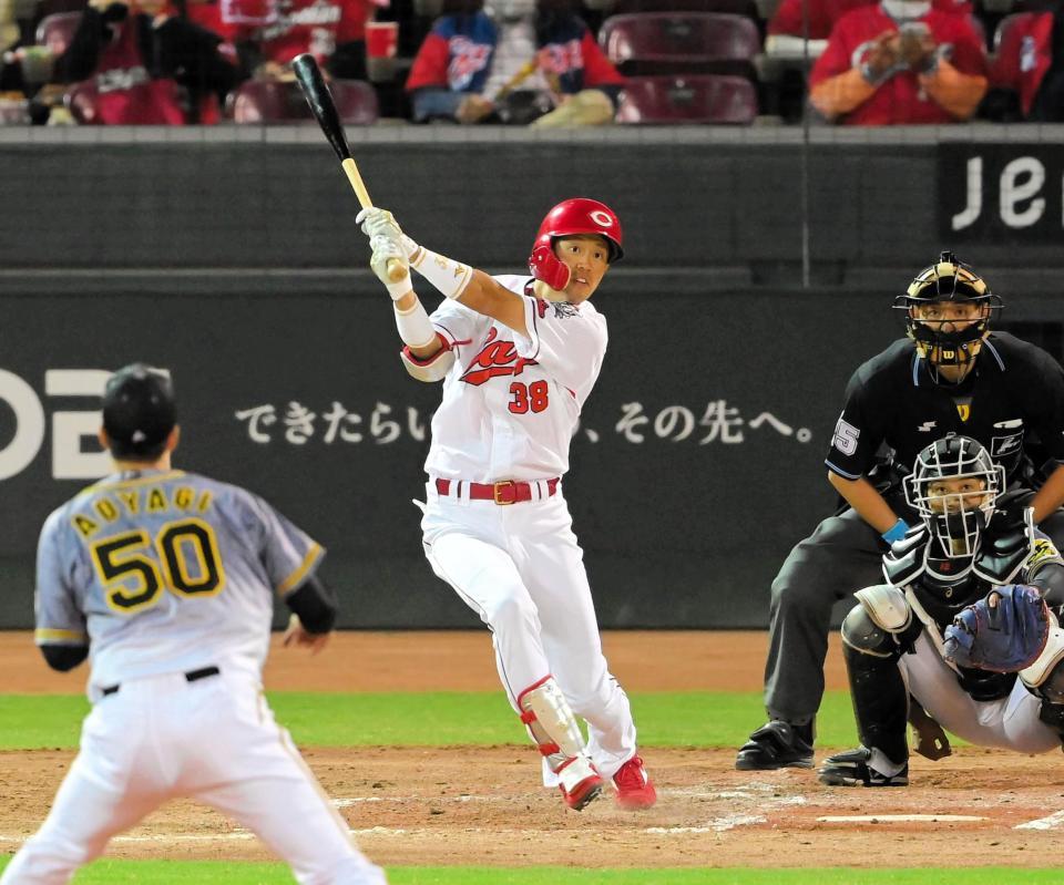 ５回、青柳（手前）から二塁打を放つ宇草（撮影・高部洋祐）