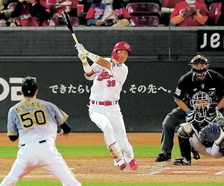 ５回、青柳（手前）から二塁打を放つ宇草（撮影・高部洋祐）