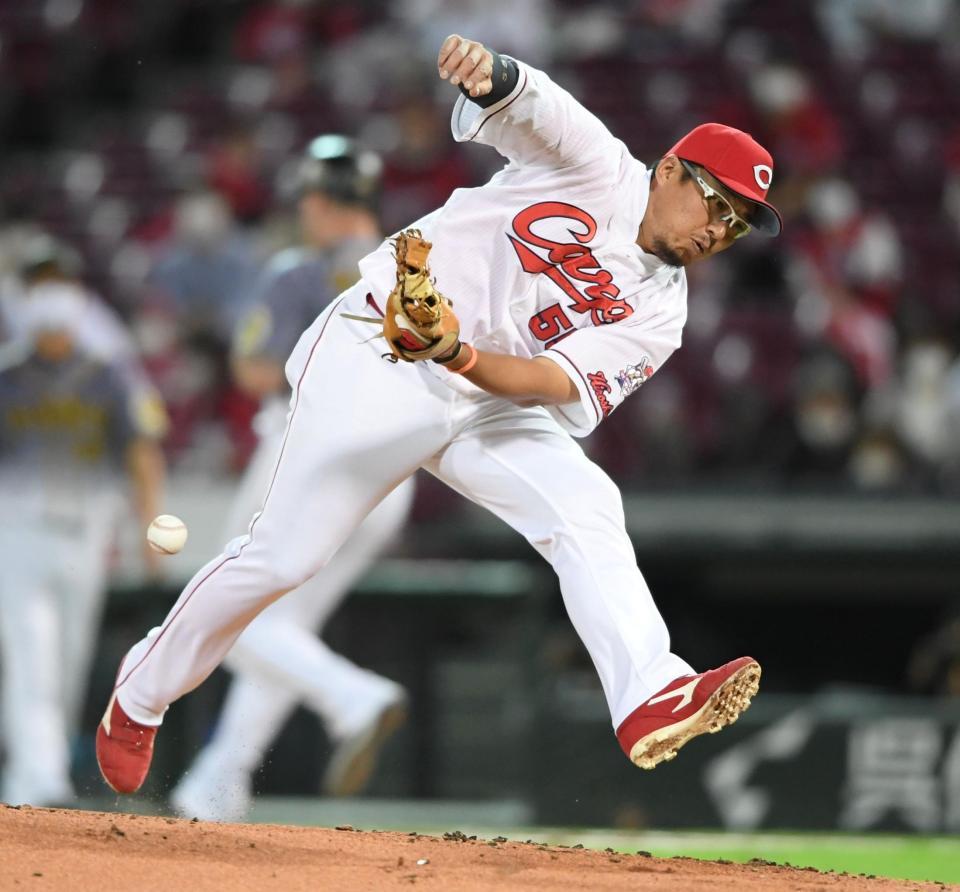 ２回、打球を捕り損ねる松山