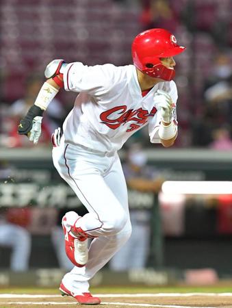 　１回、内野安打で出塁する広島・宇草孔基