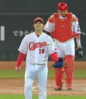 ５回、阪神打線に打ち込まれ、険しい表情を見せる広島・野村＝マツダスタジアム（撮影・高部洋祐）