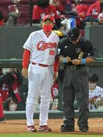 ８回の攻撃を終え、選手交代を告げる広島・佐々岡監督＝マツダスタジアム（撮影・高部洋祐）