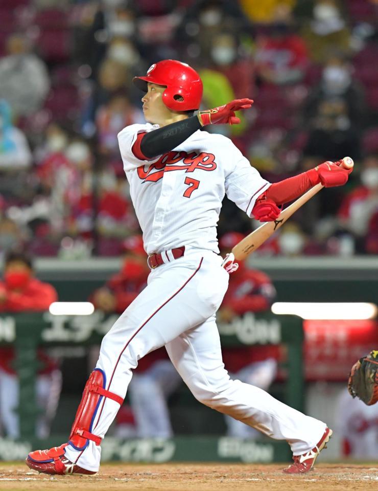 ５回裏広島２死一塁、右前へ同点適時打を放つ広島・堂林翔太＝マツダスタジアム（撮影・立川洋一郎）