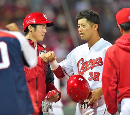 　５回裏が終了し、２点適時打を放った宇草（右）は出迎えた森下とタッチを交わす（撮影・立川洋一郎）