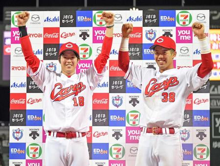 　お立ち台で笑顔を見せる森下（左）と宇草
