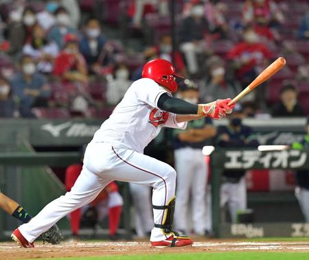 　１回、左前へ先制適時打を放つ松山（撮影・立川洋一郎）