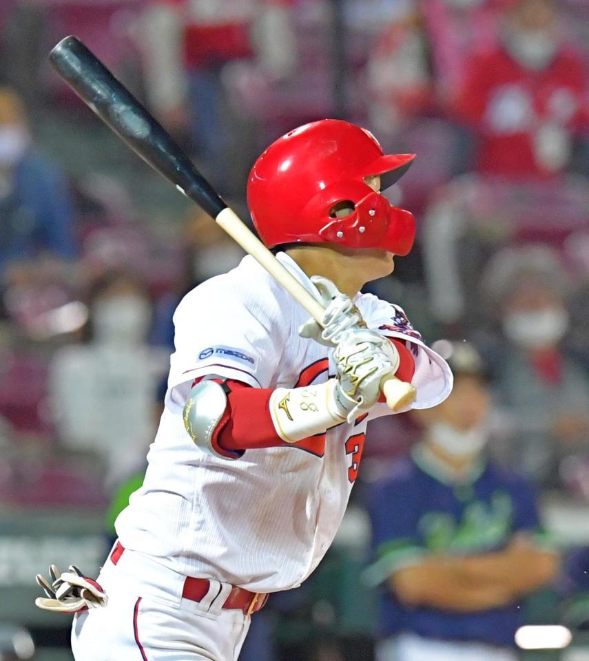 　５回、中前へ２点適時打を放つ宇草（撮影・立川洋一郎）