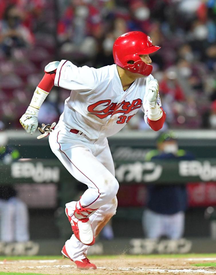 　５回、中前へ２点適時打を放つ宇草（撮影・立川洋一郎）