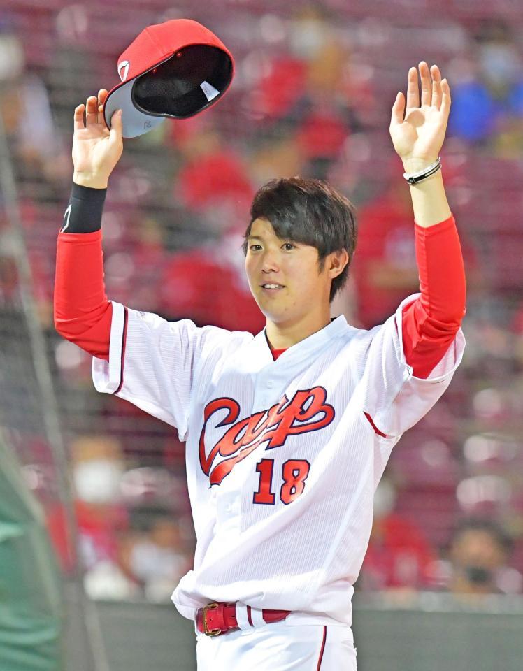 　ヒーローインタビューを終えてファンの声援に応える森下（撮影・立川洋一郎）