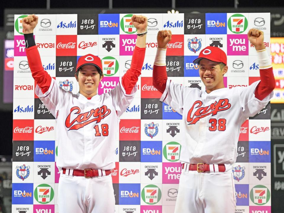 　お立ち台で笑顔を見せる森下（左）と宇草