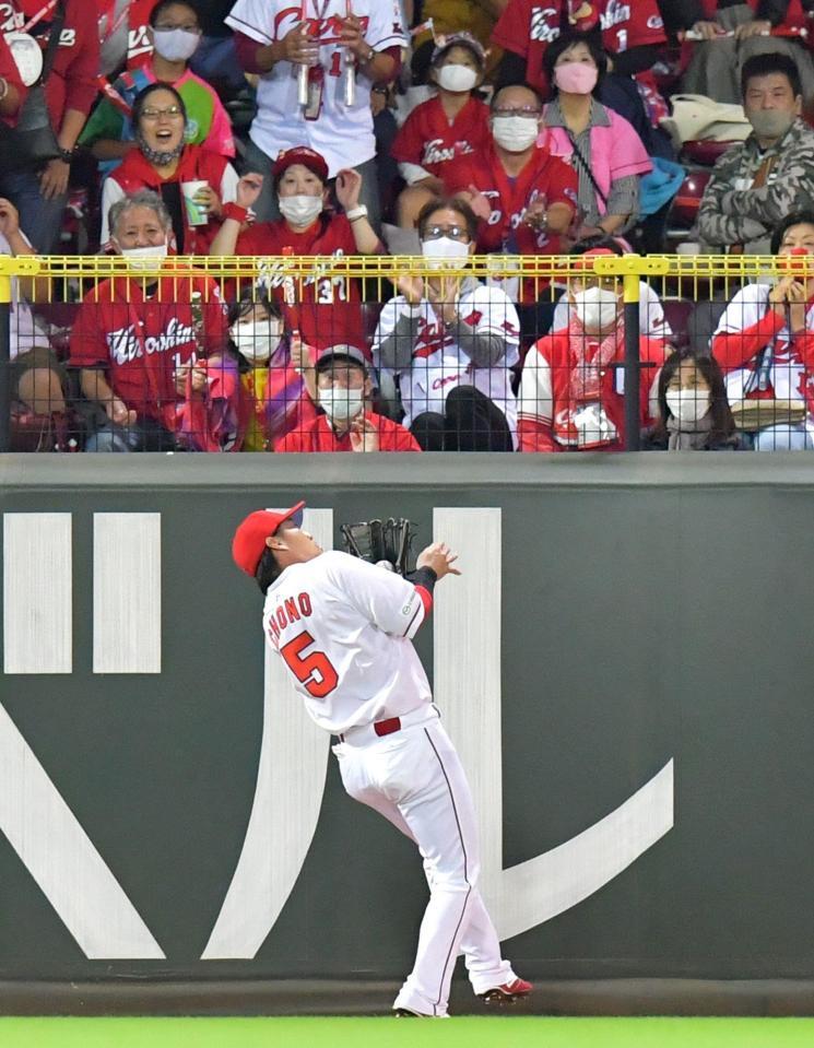 　８回、山田哲の打球を背面キャッチする長野（撮影・立川洋一郎）