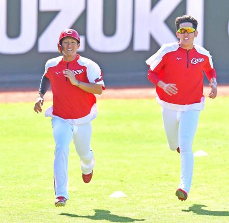 　１軍に合流し、遠藤（右）とダッシュをして汗を流す西川（撮影・立川洋一郎）