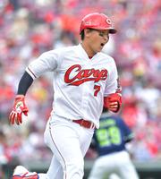 　５回、中前へ適時打を放ち、雄たけびを上げて一塁へ向かう堂林（撮影・立川洋一郎）