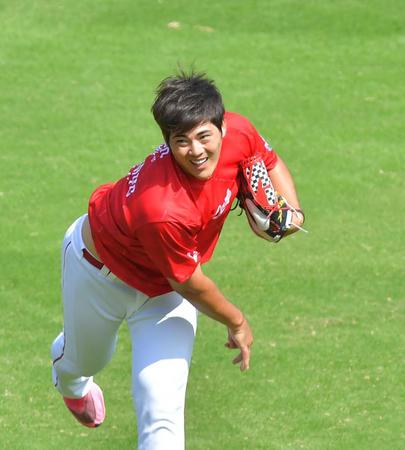 登板に備えてキャッチボールをする広島・九里＝マツダスタジアム（撮影・立川洋一郎）