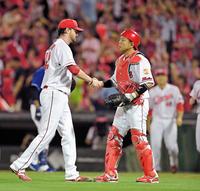 　完封勝利を飾り、石原慶とがっちり握手を交わすＫ・ジョンソン＝２０１９年７月