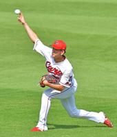登板に備えてキャッチボールをする広島・遠藤＝マツダスタジアム（撮影・立川洋一郎）
