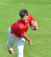 登板に備えてキャッチボールをする広島・九里＝マツダスタジアム（撮影・立川洋一郎）