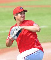 キャッチボールをして汗を流す広島・野村＝マツダスタジアム（撮影・立川洋一郎）