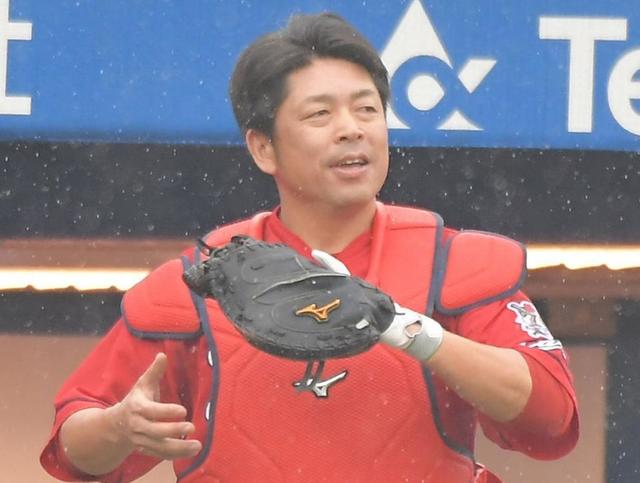 広島カープ　石原慶幸　実使用スパイク 広島・石原慶幸が引退発表 愛されたK・ジョンソンとの黄金