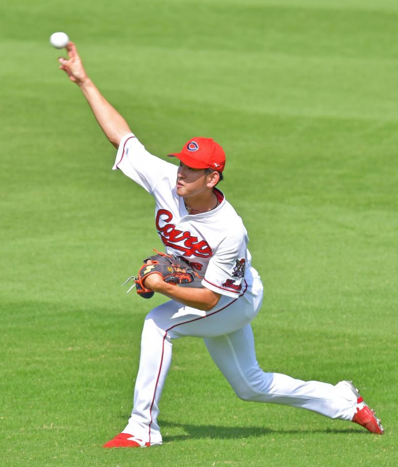 登板に備えてキャッチボールをする広島・遠藤＝マツダスタジアム（撮影・立川洋一郎）