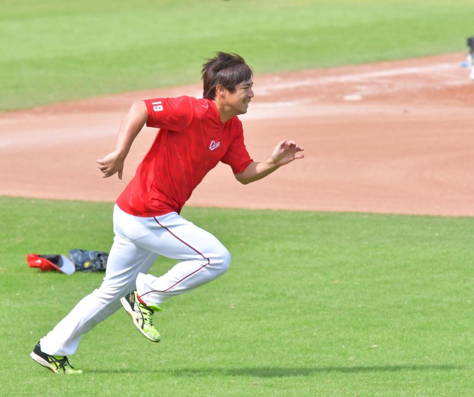 ダッシュを繰り返して汗を流す広島・野村＝マツダスタジアム（撮影・立川洋一郎）
