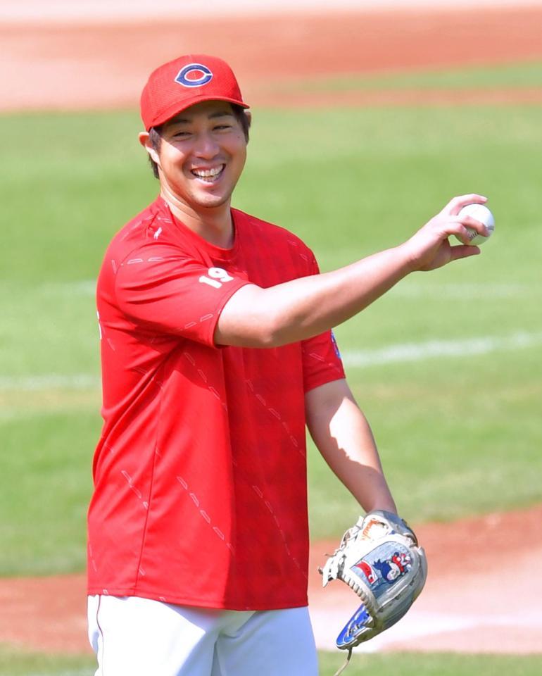 キャッチボールをして汗を流す広島・野村＝マツダスタジアム（撮影・立川洋一郎）